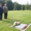 Złożenie kwiatów na cmentarzu w Glinnej