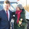 Burmistrz wręczał kwiaty z okazji Dnia Kobiet na Targowisku Miejskim