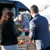 Burmistrz wręczał kwiaty z okazji Dnia Kobiet na Targowisku Miejskim
