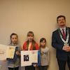 Burmistrz nagrodził uczestników konkursu plastycznego „Powiem Wam – 112 znam!”