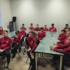 Świąteczne spotkanie młodych piłkarzy z Zenonem Małkiem