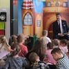 Burmistrz czytał dla przedszkolaków z 