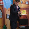 Burmistrz czytał dla przedszkolaków z 