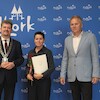 Nagrody Burmistrza dla wyróżnionych dyrektorów i nauczycieli
