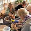 Twórcze spotkanie przy glinie - malborscy Seniorzy poznali tajniki lepienia z gliny