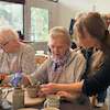 Twórcze spotkanie przy glinie - malborscy Seniorzy poznali tajniki lepienia z gliny