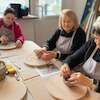Twórcze spotkanie przy glinie - malborscy Seniorzy poznali tajniki lepienia z gliny